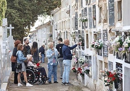 El ambiente en los cementerios de Córdoba en el Día de Todos los Santos