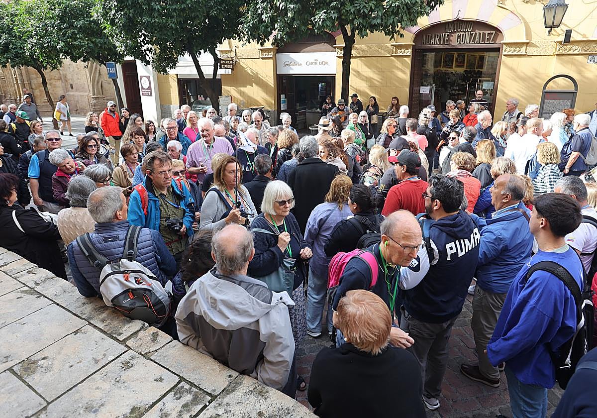 Turistas en el entorno de la Mezquita-Catedral