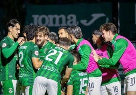 Los jugadores del Toledo celebran una victoria con la que retienen el liderato