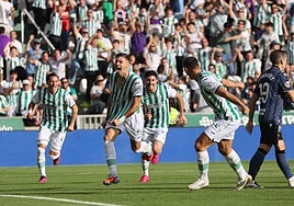 El Córdoba CF acelera tras vencer al Ceuta (2-0) para llegar a la parte alta de la Liga