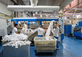 Sábanas con chip en el centro que lava la ropa de los hoteles