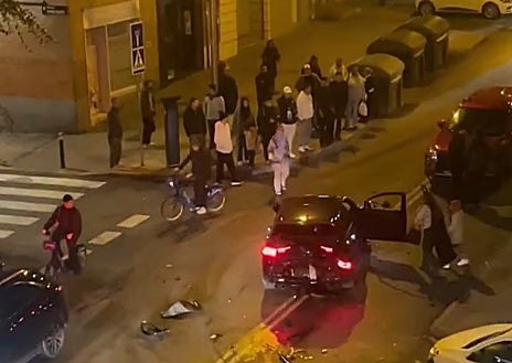 Imagen secundaria 1 - A las 20:40 del viernes, tres coches embistieron a tiros contra el turismo del Niño Juan (en la imagen superior) para llevárselo por la fuerza.