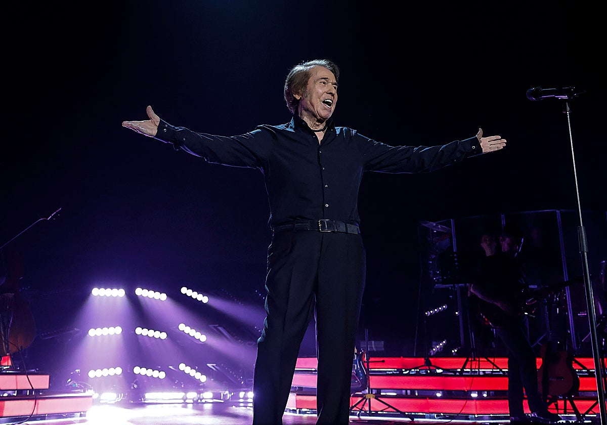 Raphael durante su actuación en el Roig Arena de Valencia