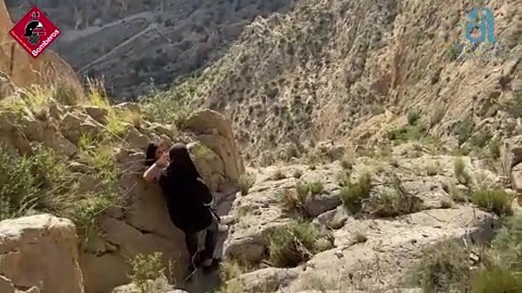 Rescatan en helicóptero a cinco jóvenes atrapadas en un peligroso acantilado en Alicante tras una caída