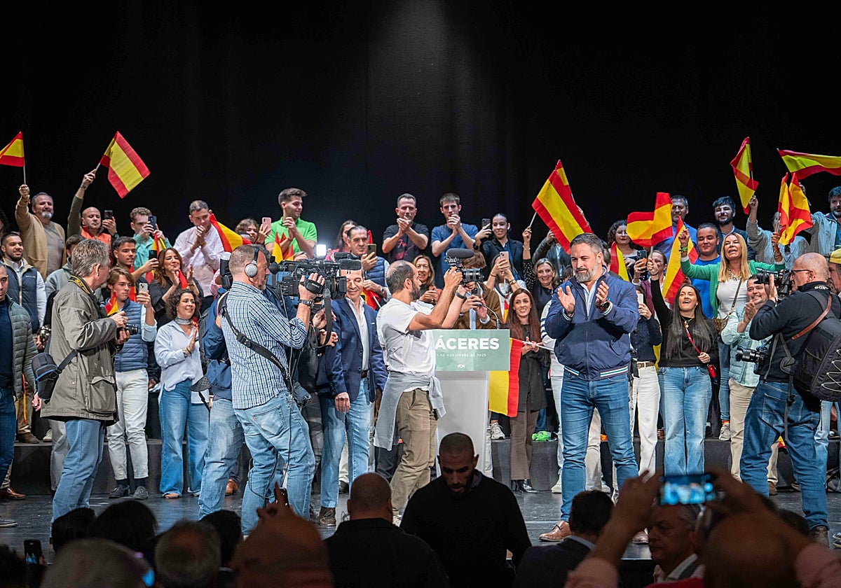 Abascal abre la precampaña en Extremadura atacando a Guardiola: «Prefiere  parecerse al PSOE que defender a los extremeños»