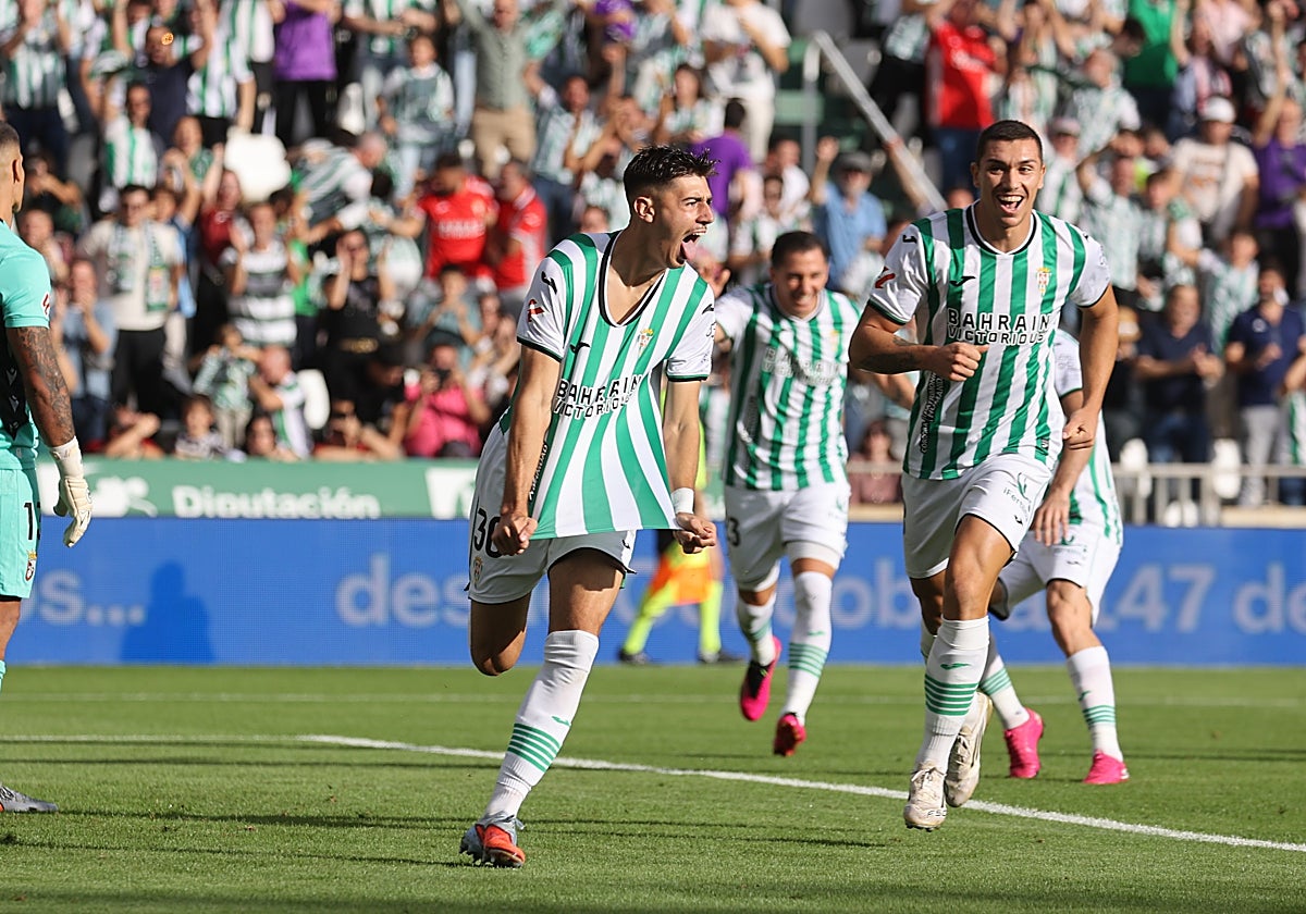 Dani Requena celebra su tanto ante el Ceuta con Adri Fuentes