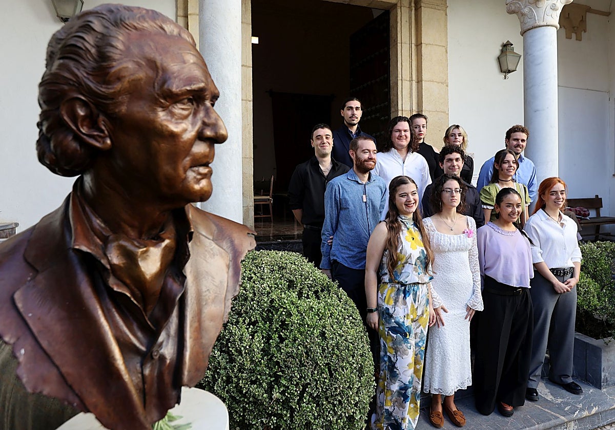 Los residentes, junto a un busto de Antonio Gala