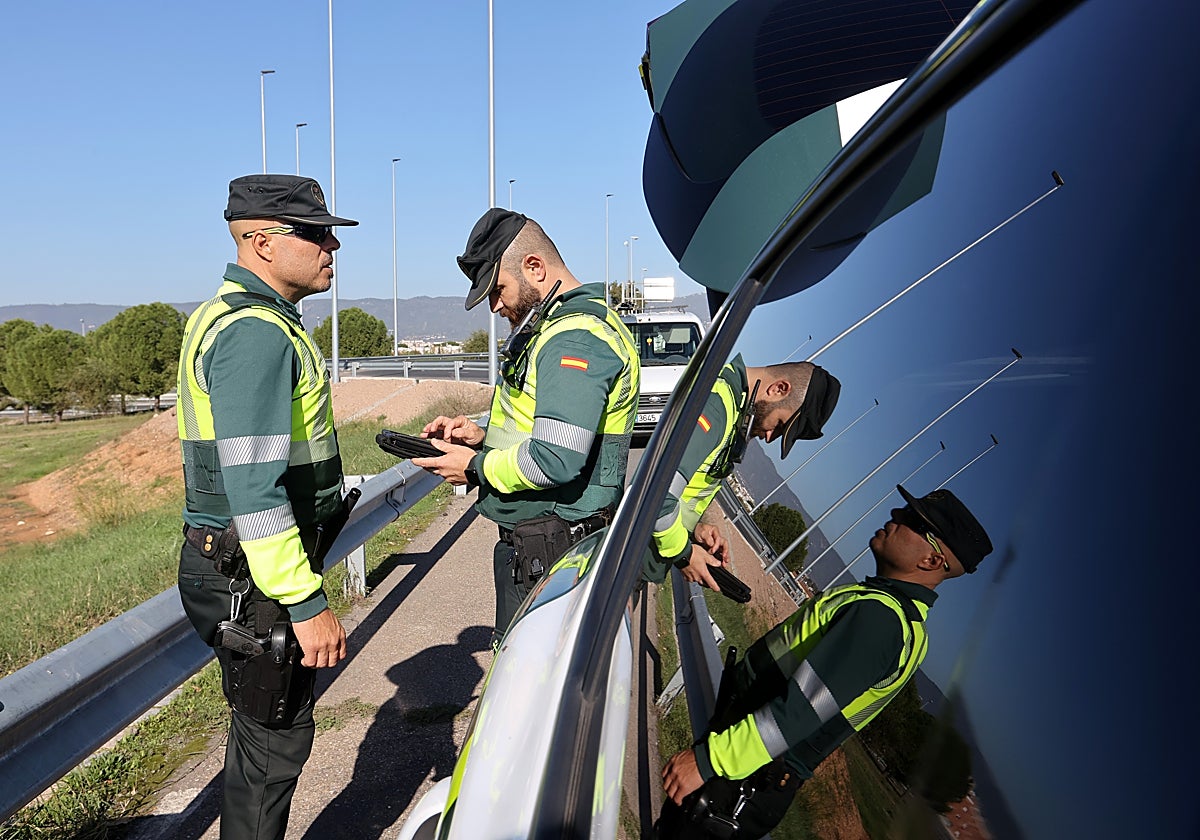 Una patrulla de guardias civiles en una operación en Córdoba