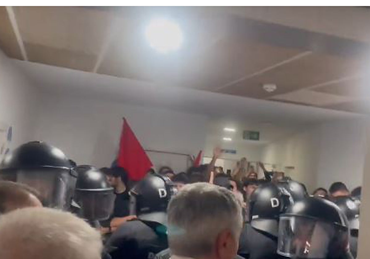 Captura de una imagen del vídeo de la intervención de los Mossos d'Esquadra