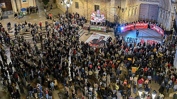 Nueva protesta en la calle contra Mazón a pesar de su dimisión: «Queremos votar»