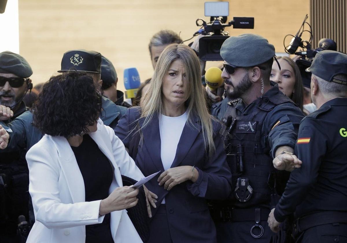 Imagen de la periodista Maribel Vilaplana, este lunes, a su llegada a los juzgados de Catarroja