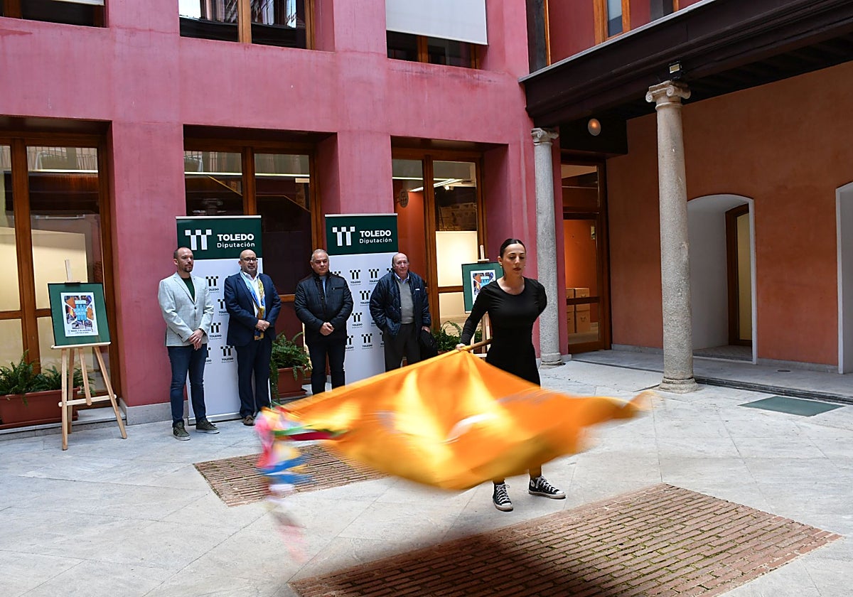 Carla Asperilla hizo una demostración de cómo se baila la bandera, una tradición que se remonta a finales de la Edad Media