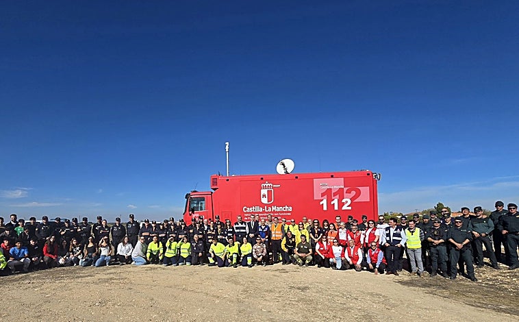 Imagen principal - El ejercicio concluyó con el rescate y atención de los supervivientes,  la extinción del incendio  y la puesta en marcha de todos los protocolos de emergencia