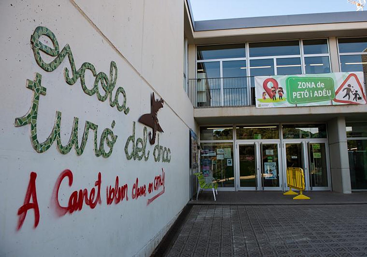 Exterior de la escuela de Canet de Mar, donde una familia consiguió por la vía judicial la aplicación del 25% del castellano