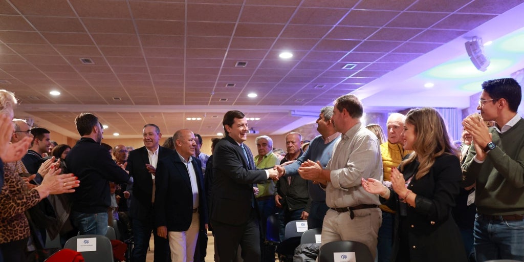 Mañueco arenga a los cargos del PP para frenar el eco de la salida de Mazón