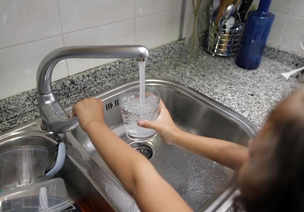 IU tilda de «atraco» las subidas del agua y la basura planteadas por la Diputación de Córdoba