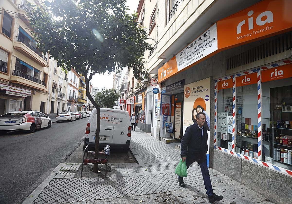 Un locutorio en Ciudad Jardín el barrio de Córdoba donde más peso tiene la población extranjera