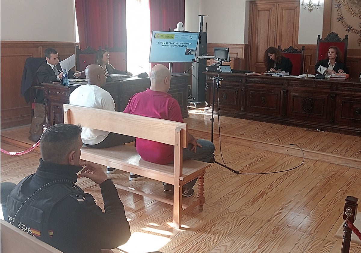 Los acusados, de espaldas, este martes, en la Audiencia Provincial de Toledo