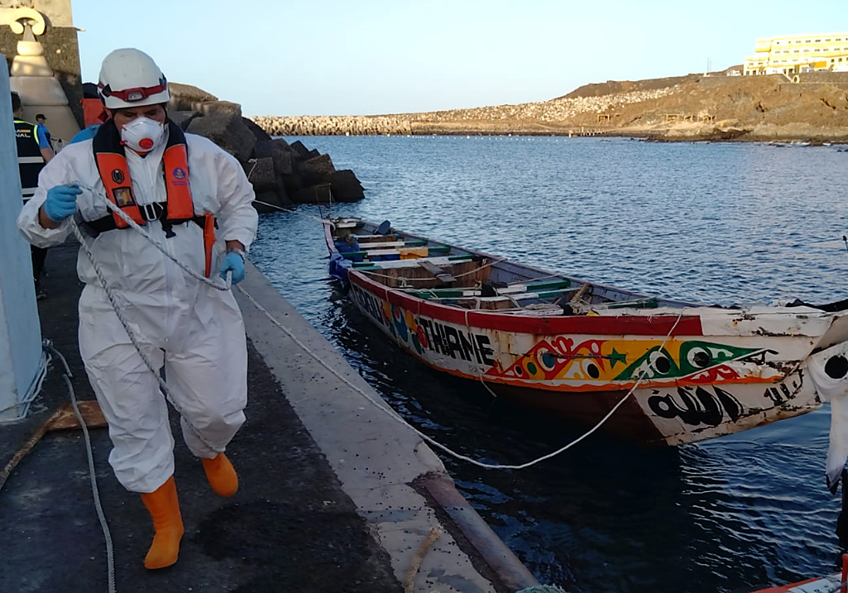 Rescatan a 112 inmigrantes en un cayuco en aguas de El Hierro