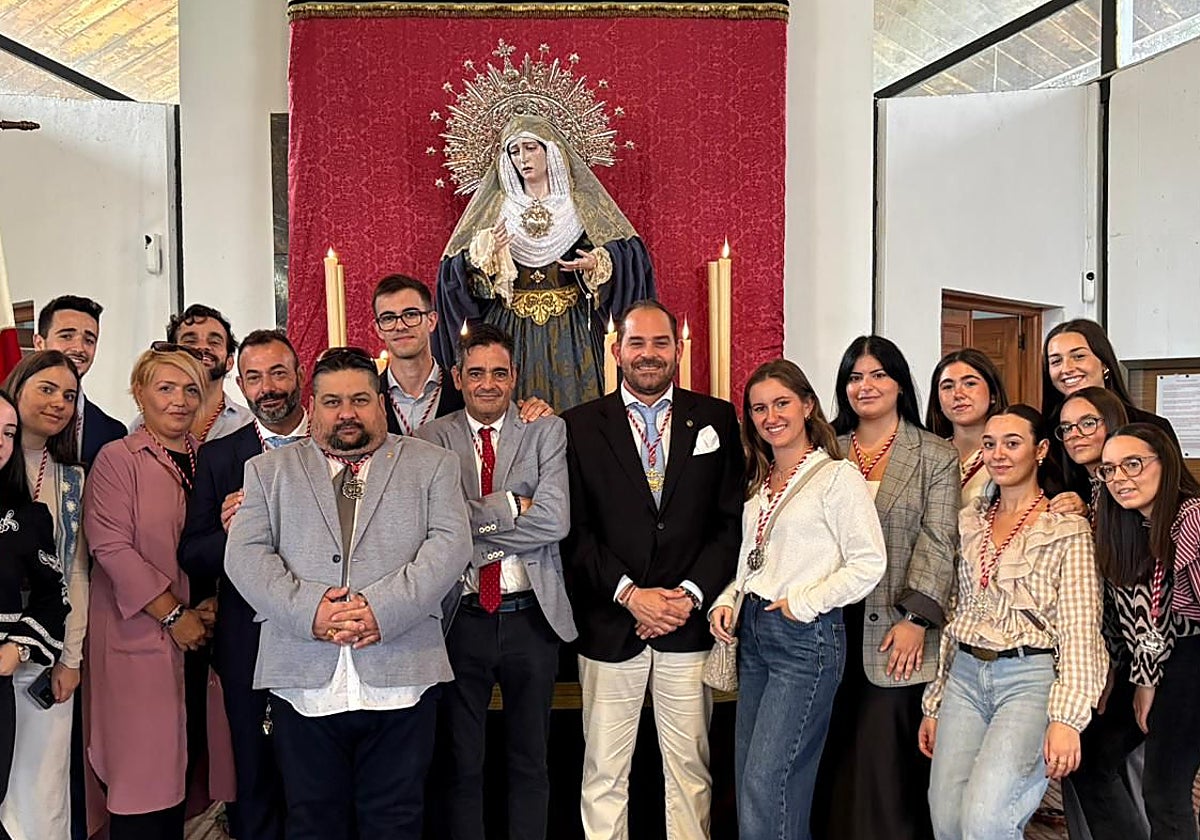 José Luis Sánchez, en el centro con chaqueta oscura, junto a miembros de lu junta y del grupo joven, ante la Virgen de las Penas