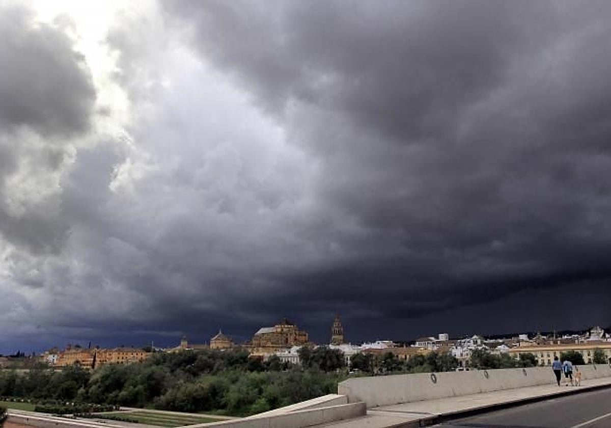 Vista de Córdoba bajo la amenaza de tormenta