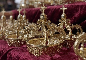 Las coronas para las tulipas del paso de la Virgen de las Tristezas. bendecidas el domingo