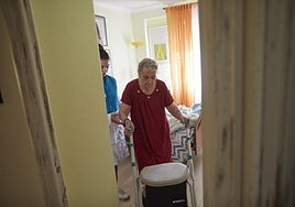 Almeida pone el foco en mayores y dependientes: sube un 50% la atención a domicilio en los presupuestos de 2026