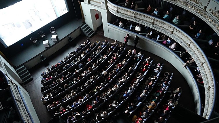 El Teatro de Rojas se llenó en el preestreno de 'Solo pienso en ti'