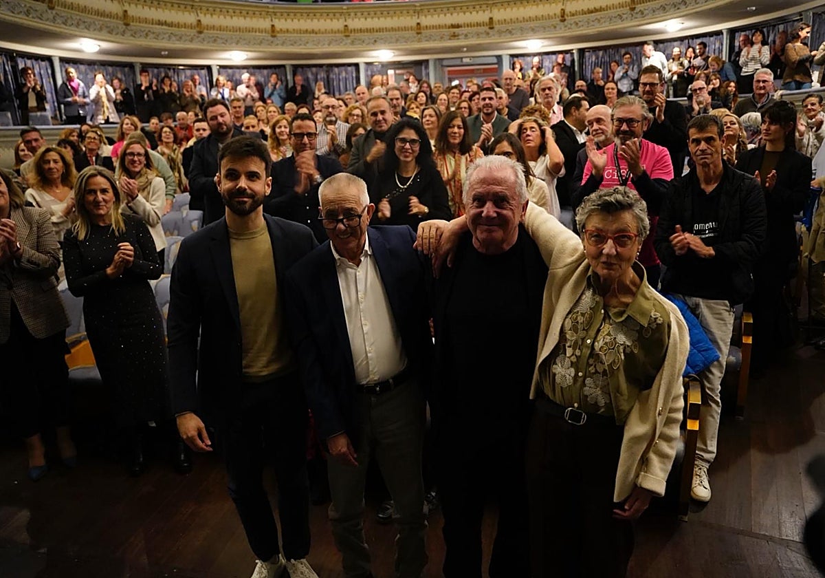 Víctor Manuel junto, y Antonio y Mari Luz, protagonista del documental 'Sólo pienso en ti', obra del cineasta castellanomanchego, Hugo de la Riva (izda).