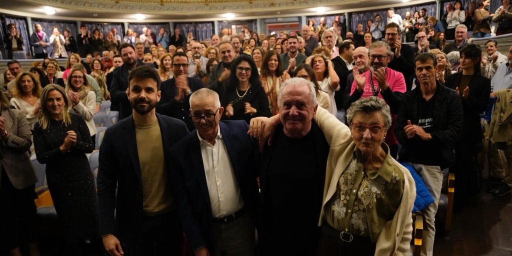 Víctor Manuel apadrina en Toledo el preestreno en el CiBRA del documental Solo pienso en ti del cineasta Hugo de la Riva