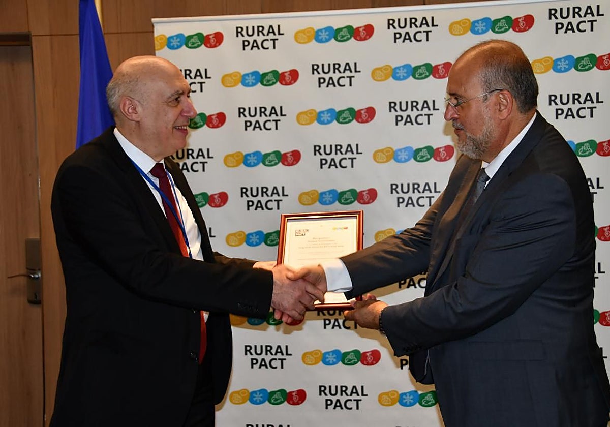 El vicepresidente primero del Gobierno de Castilla-La Mancha firma los compromisos del Pacto Rural