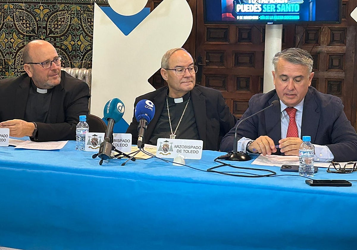 El arzobispo de Toledo, Francisco Cerro, flanqueado por Ángel Camuñas y Anastasio Gómez