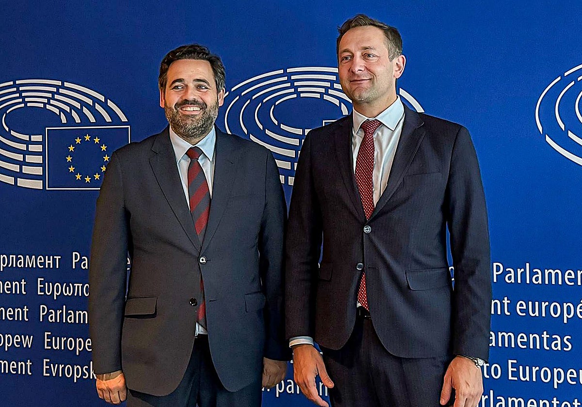 Paco Núñez con el comisario europeo de Agricultura, Cristophe Hansen