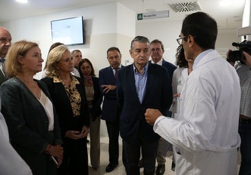 La crisis de los cribados de cáncer de mama se cobra al delegado de Salud en Sevilla, exgerente del Virgen del Rocío