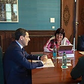 El presidente de la Junta, Juanma Moreno, con María del Mar García Martín, presidenta del Consejo Andaluz de Enfermería