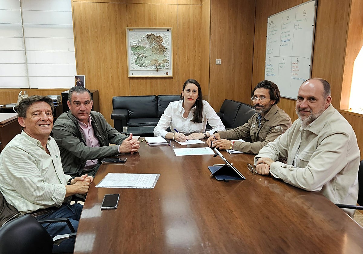 Los delegados de la Junta en Talavera y de Fomento, en la reunión con representantes de Pepino