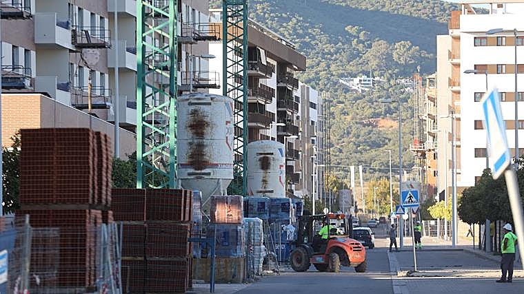 Trabajadores en una promoción en construcción situada en Huerta de Santa Isabel Este