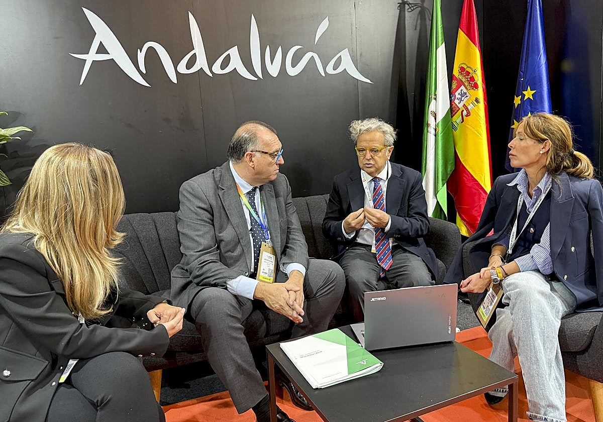 El presidente de la Diputación dialoga con el consejero de Turismo en la World Travel Market