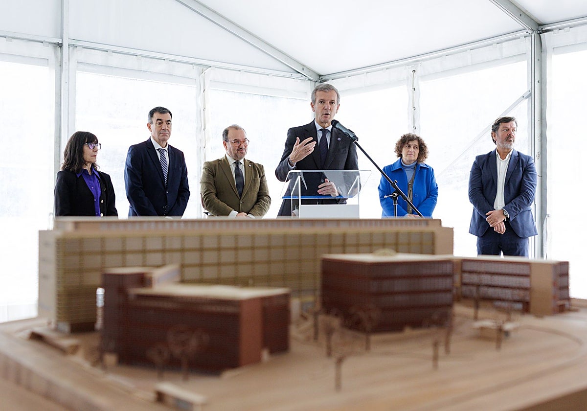 Alfonso Rueda en la ceremonia de colocación de la primera piedra de la Facultad de Farmacia, en Santiago