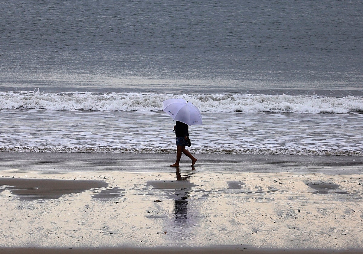 Orilla del mar en la playa Grande de Miño