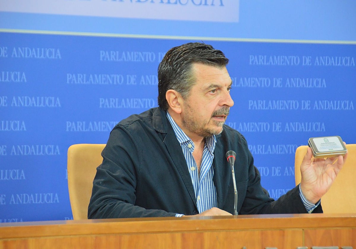 Toni Martín, con el pendrive que contiene los presupuestos de Andalucía