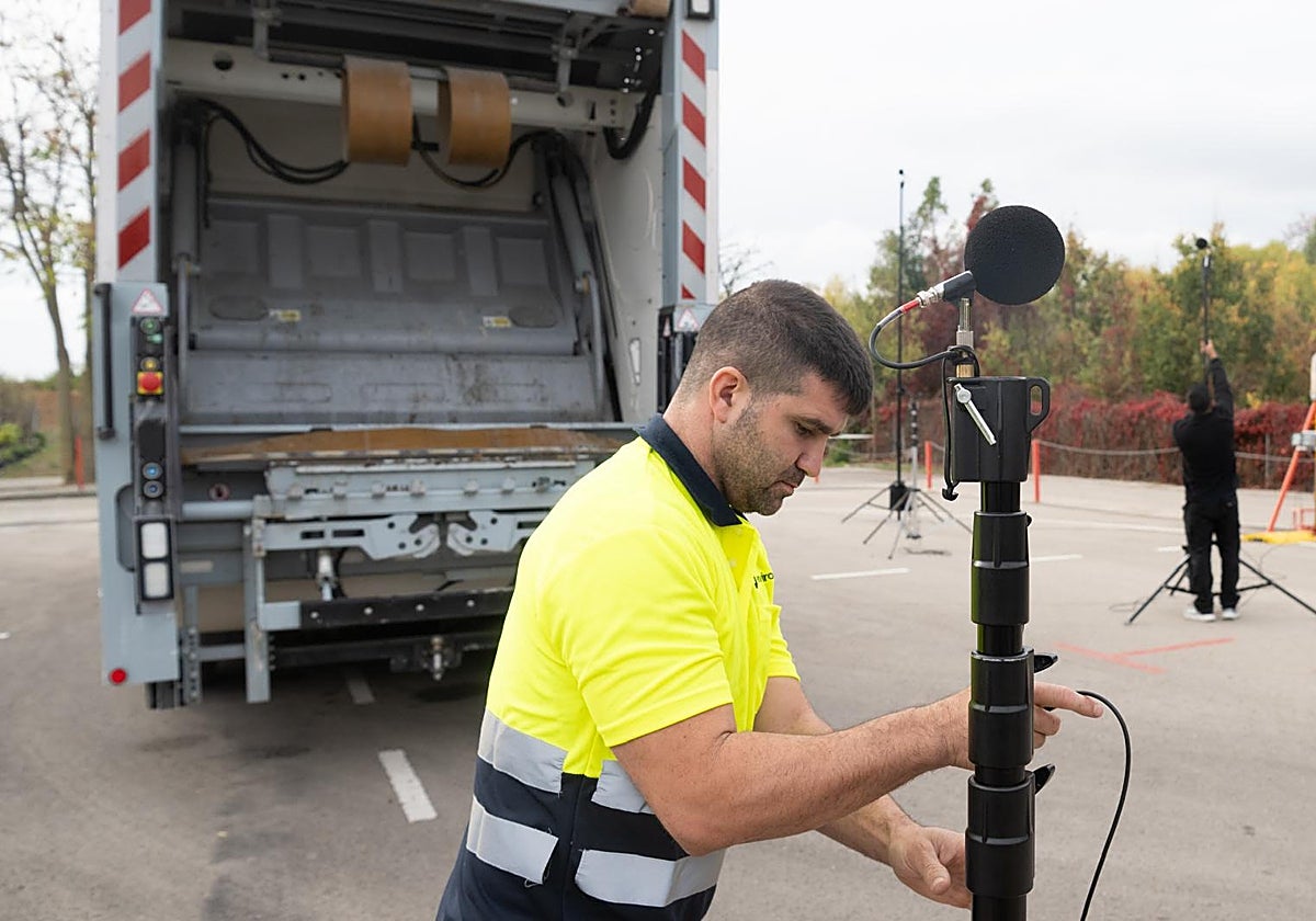 Un operario mide el ruido de un vehículo en las instalaciones del Centro Municipal de Acústica