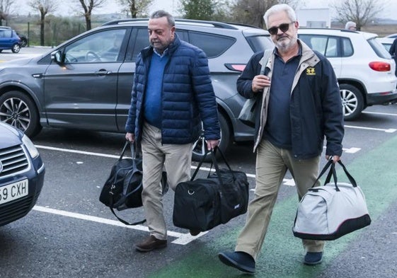 Francisco Vallejo (derecha), exconsejero de Innovación, junto al exviceconsejero Jesús María Rodríguez, a su llegada a la prisión de Sevilla I en enero de 2023
