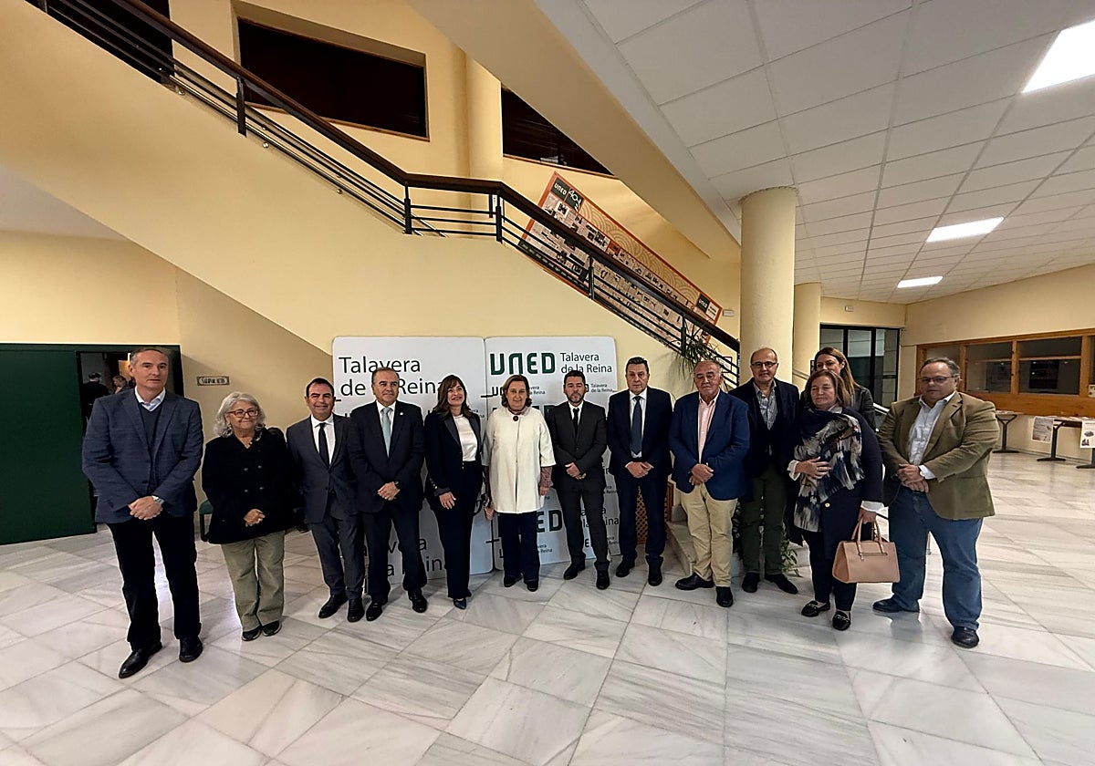 El delegado de Educación, José Gutiérrez, asistió junto con la presidenta de la Diputación, Concepción Cedillo, y el alcalde de Talavera, José Julián Gregorio, a la inauguración del curso académico de la UNED