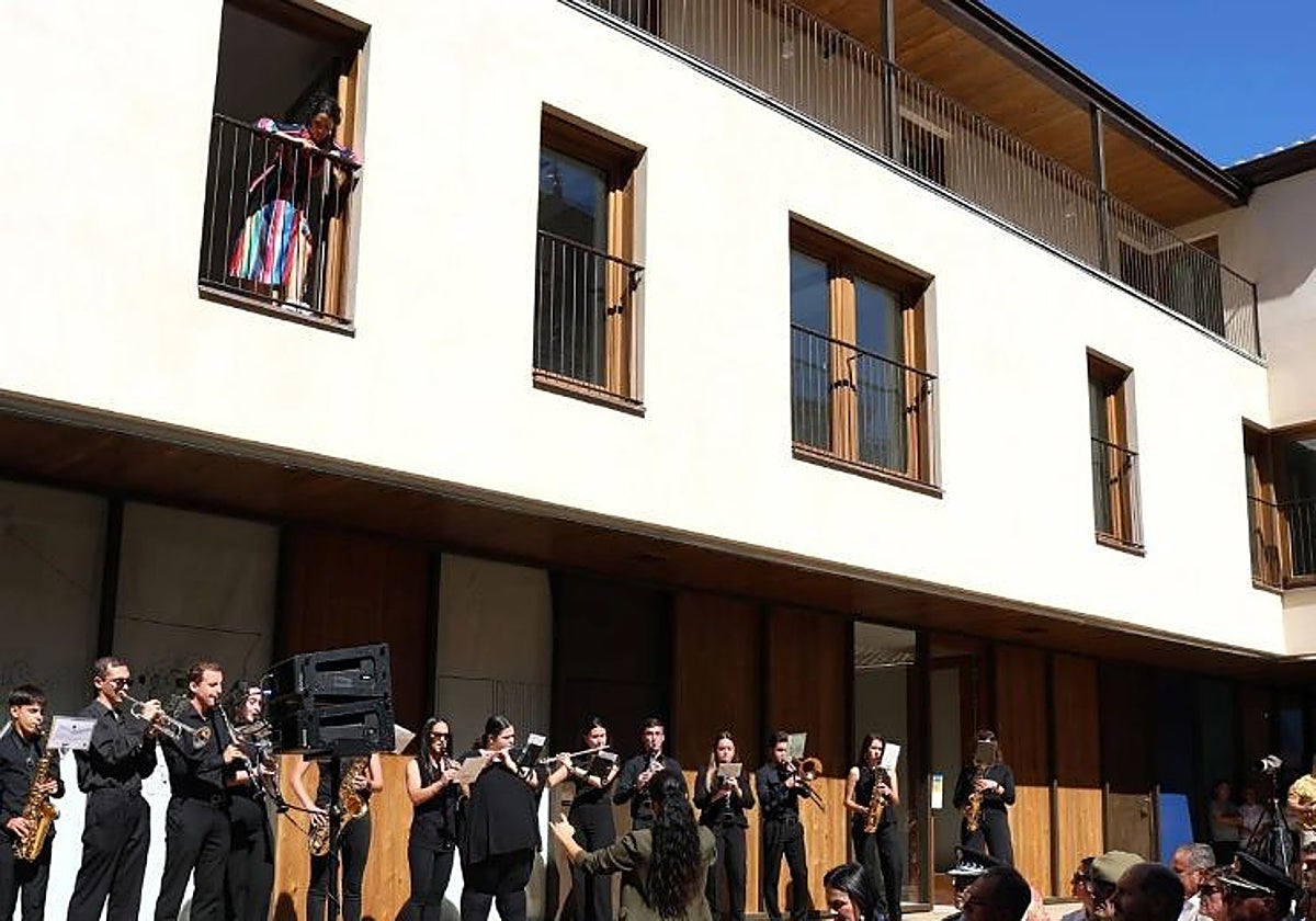 Las viviendas, situadas en las plantas primera y segunda del edificio, cuentan con distintas tipologías de uno, dos y tres dormitorios