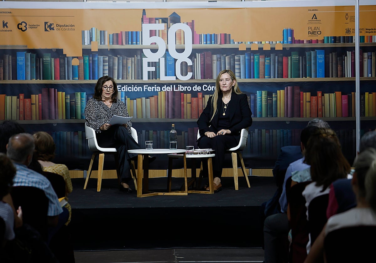 Luz Gabás en la presentación de su última novela en la Feria del Libro de Córdoba