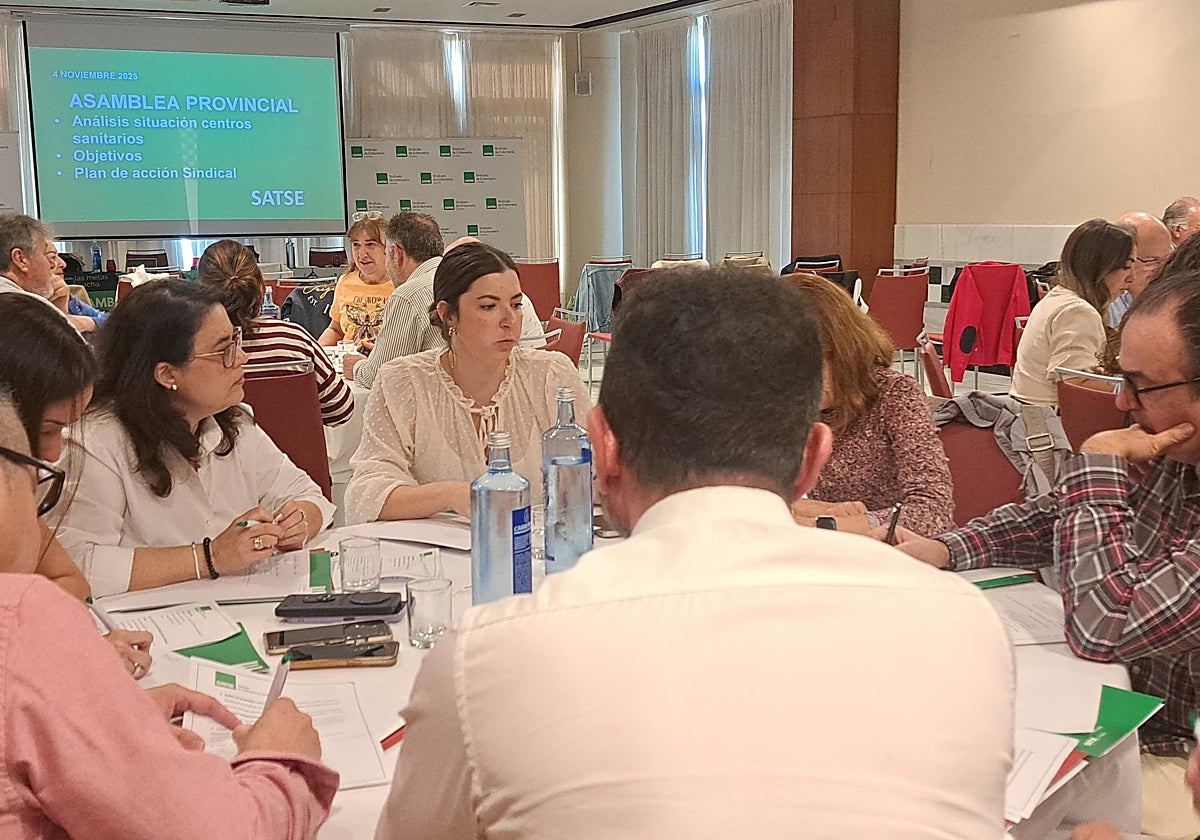Una de las mesas de trabajo de los delegados sindicales de Satse en Córdoba