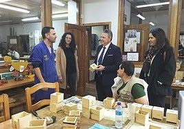 La Fundación Globalcaja facilita el acceso a la residencia Aframas-Cuenca con la compra de una silla motorizada