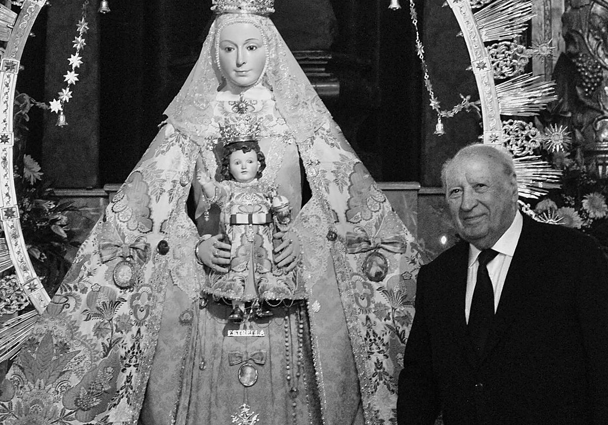 Julián Simón con su Virgen de la Estrella, de la que fue padrino de coronación