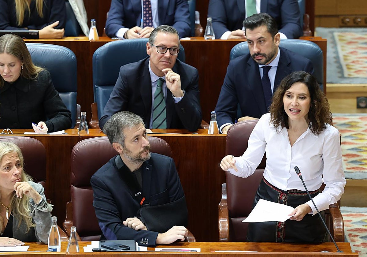 La presidenta regional, Isabel Díaz Ayuso, en el Pleno de la Asamblea